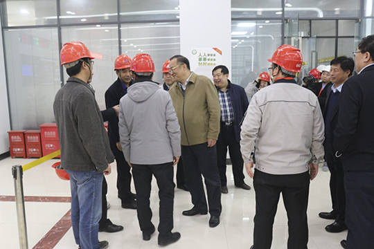 濮阳市副市长黄守玺与华亿(中国)一站式服务平台副总经理吴新宇、翟武汉在现场交谈