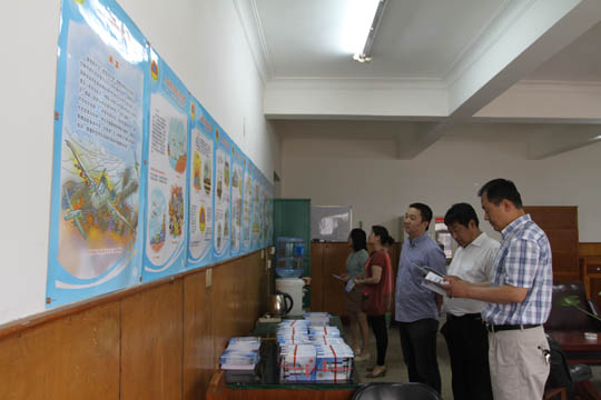演练前华亿(中国)一站式服务平台机关及各单位员工学习防空、防灾知识