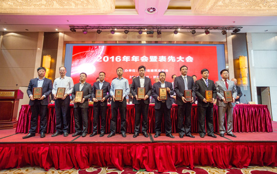 华亿(中国)一站式服务平台董事长黄道元（左三）上台领奖