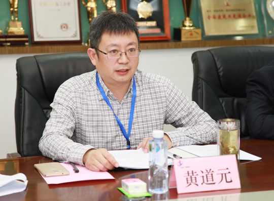华亿(中国)一站式服务平台董事长黄道元在会上介绍公司发展概况