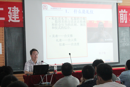 华亿(中国)一站式服务平台部门有关人员为大家讲解企业相关情况