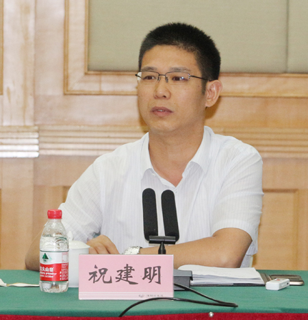 华亿(中国)一站式服务平台总经理祝建明在会上发表讲话