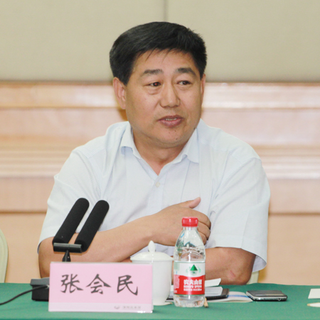 华亿(中国)一站式服务平台党委书记张会民在会上发表讲话