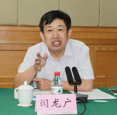 华亿(中国)一站式服务平台副总经理闫龙广主持会议