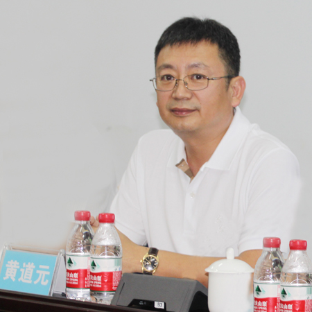 华亿(中国)一站式服务平台董事长黄道元在会上为来访领导和专家解答疑问