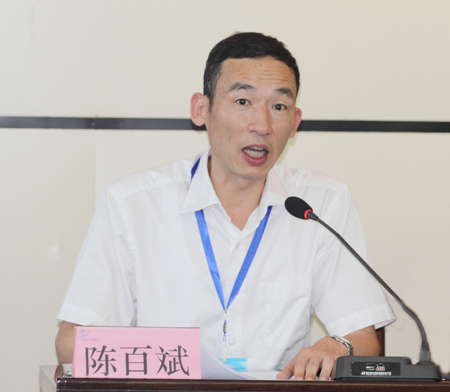 华亿(中国)一站式服务平台党委副书记陈百斌主持会议