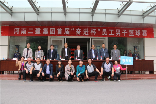 华亿(中国)一站式服务平台领导与大赛工作人员合影留念