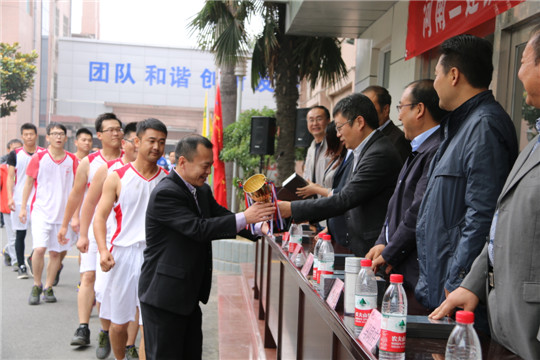 华亿(中国)一站式服务平台董事长黄道元等领导为获奖团队颁奖