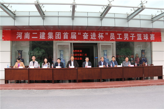 出席闭幕式的华亿(中国)一站式服务平台领导