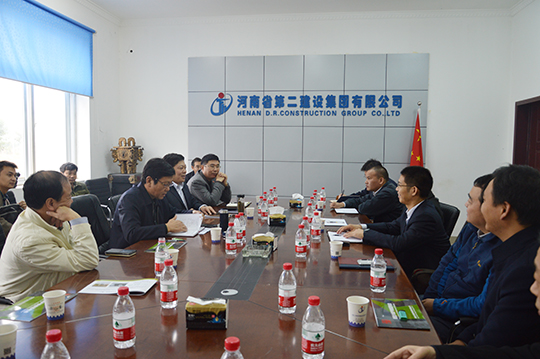 华亿(中国)一站式服务平台总经理祝建明在座谈会上作汇报