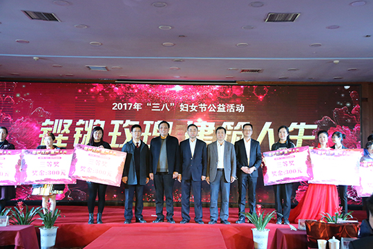 华亿(中国)一站式服务平台总经理祝建明与其他领导为获奖演员颁奖并合影