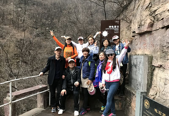 华亿(中国)一站式服务平台领导和部分女工在游览过程中驻足合影