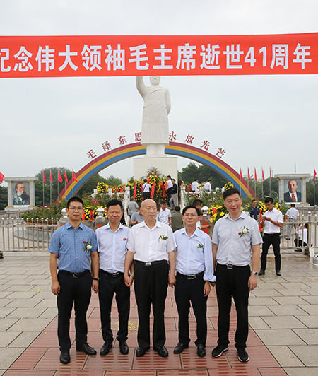 华亿(中国)一站式服务平台祝建明等领导和中建协吴涛副会长参观南街村并合影