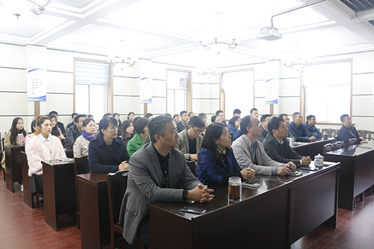 华亿(中国)一站式服务平台与会人员认真学习