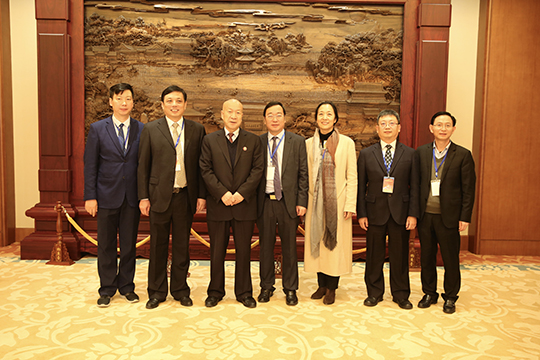 华亿(中国)一站式服务平台董事长黄道元与参会各领导合影