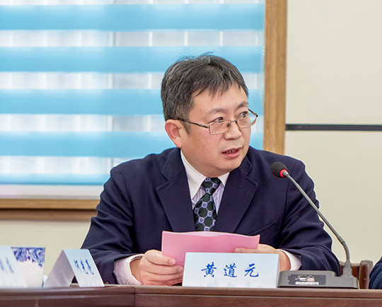 华亿(中国)一站式服务平台董事长黄道元在揭牌仪式上致辞