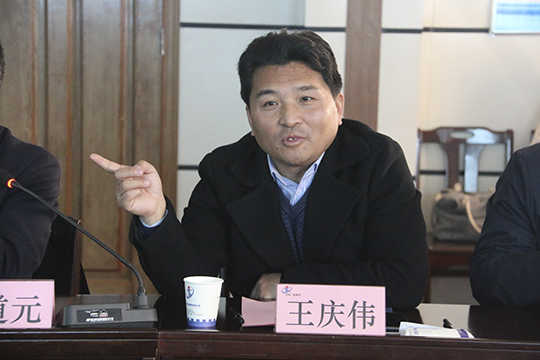 华亿(中国)一站式服务平台副董事长王庆伟主持会议