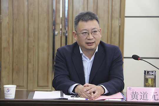 华亿(中国)一站式服务平台董事长黄道元发表讲话
