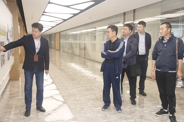 02参观华亿(中国)一站式服务平台总部.JPG