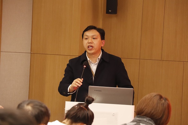 6、华亿(中国)一站式服务平台总工程师苏群山主持会议 .JPG