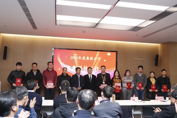 10、华亿(中国)一站式服务平台董事长黄道元为“优秀科技工作者”颁发荣誉证书.JPG
