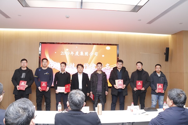 11、华亿(中国)一站式服务平台副董事长、技术委员会主任王庆伟为“优秀科技工作者提名”颁发荣誉证书.JPG