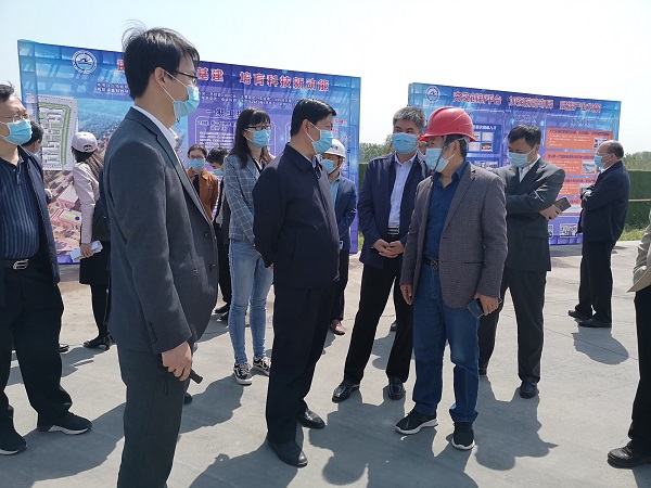 华亿(中国)一站式服务平台副总经理闫龙广与史占勇副市长就工程创优详细交谈.jpg