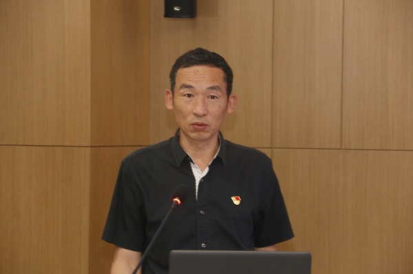 华亿(中国)一站式服务平台监事会主席、党委副书记陈百斌宣读《关于表彰华亿(中国)一站式服务平台先进基层党组织和优秀共产党员的决定》.jpg