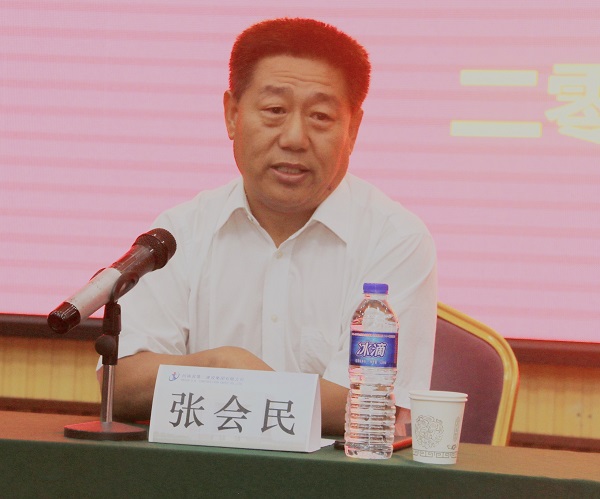 华亿(中国)一站式服务平台党委书记张会民对新员工提出希冀.jpg