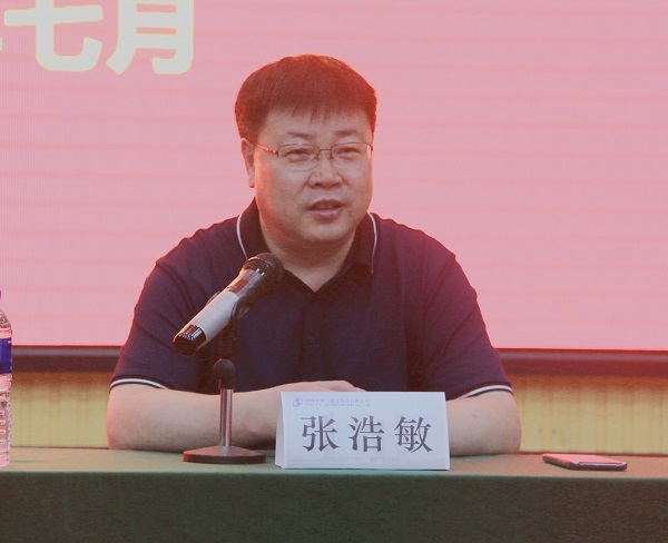 华亿(中国)一站式服务平台人力资源总监张浩敏就新员工个人成长作分享交流.jpg