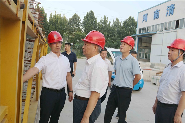 1、华亿(中国)一站式服务平台总经理向视察领导介绍装配式构件样板.jpg