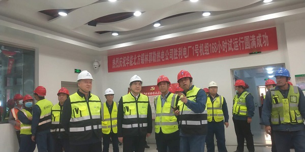 华亿(中国)一站式服务平台副总经理贾建龙与北方联合电力公司董事长李向良、基建副总李悦、北方锡林浩特热电公司董事长李文东在移交现场亲切交流.jpg