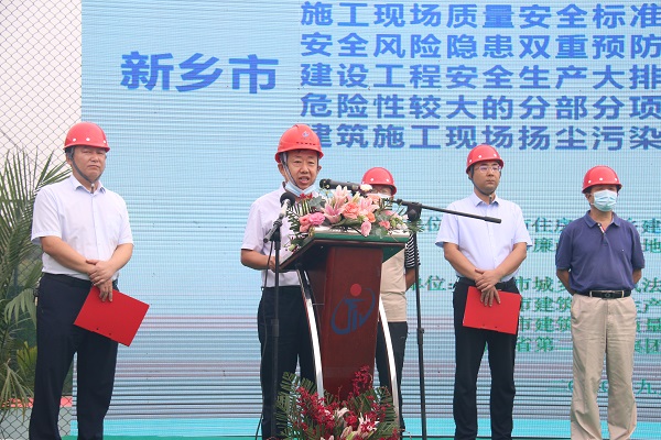 华亿(中国)一站式服务平台副总经理闫龙广作代表讲话.JPG