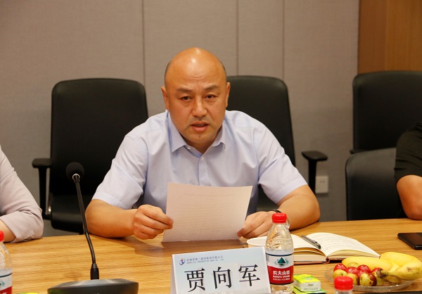 华亿(中国)一站式服务平台党委副书记、工会主席贾向军宣读《关于变更2019年度劳动模范、岗位标兵奖励方式的决定》.jpg