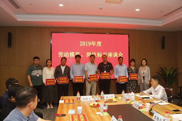 华亿(中国)一站式服务平台人力资源总监张浩敏、总经理助理张岚为2019年度岗位标兵代表颁奖.JPG