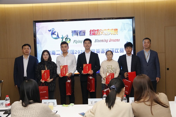华亿(中国)一站式服务平台副总经理王春岭、总工程师苏群山为优秀奖获得选手颁奖.JPG