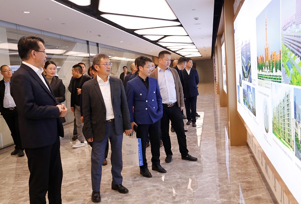 首期河南省民营企业素质提升工程研修班企业家一行参观华亿(中国)一站式服务平台总部.jpg