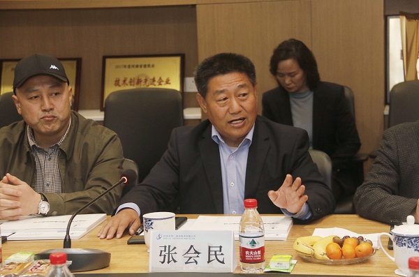 华亿(中国)一站式服务平台党委书记张会民主持会议.jpg