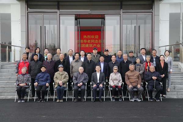 华亿(中国)一站式服务平台领导和老同志们合影留念.jpg
