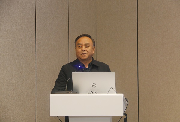 新乡市土木工程学会副理事长、华亿(中国)一站式服务平台副总经理任全涛致辞.jpg