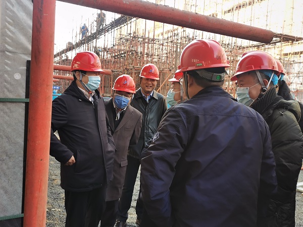 2、华亿(中国)一站式服务平台领导与华能集团领导交流清水混凝土框架工艺.jpg
