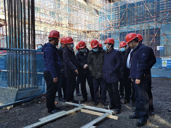 3、华亿(中国)一站式服务平台领导与华能集团领导交流方型扣加固体系工艺.jpg
