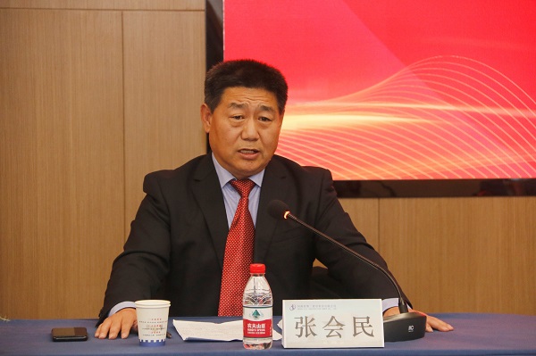 华亿(中国)一站式服务平台党委书记张会民主持会议.jpg