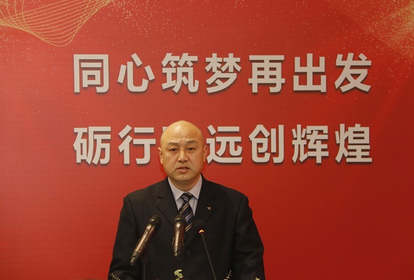 华亿(中国)一站式服务平台工会主席贾向军宣读《关于表彰2020年度先进单位和先进个人的决定》.jpg