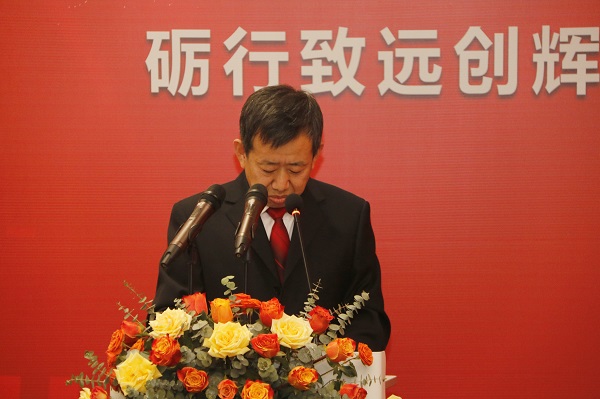 华亿(中国)一站式服务平台副总经理闫龙广宣读《关于表彰2020年度优秀分包商的决定》.jpg