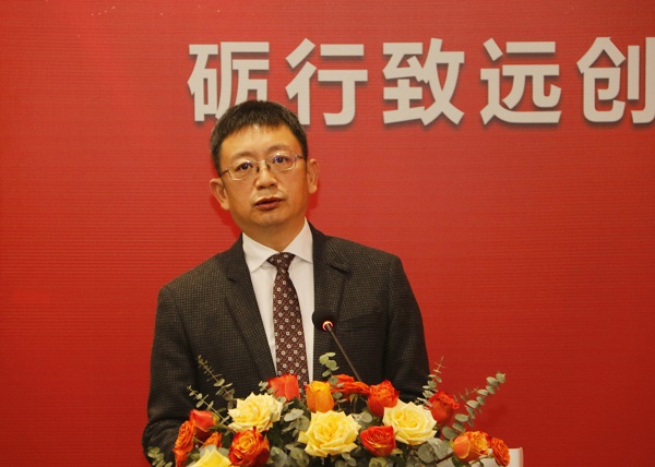 华亿(中国)一站式服务平台董事长黄道元发表致辞.jpg