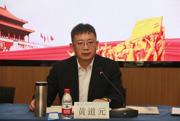 华亿(中国)一站式服务平台董事长黄道元发表讲话.jpg