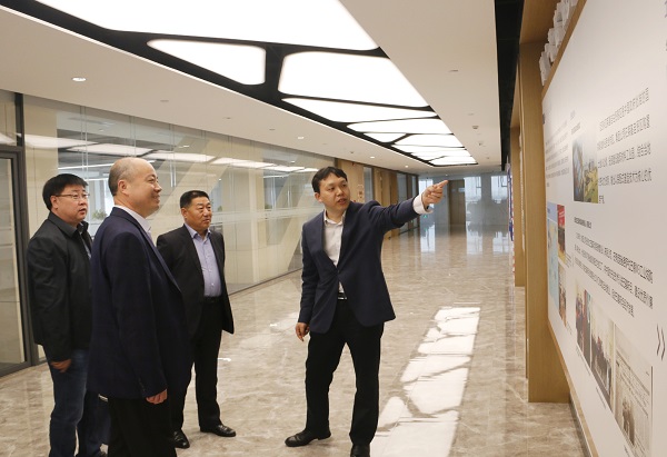 1、参观华亿(中国)一站式服务平台总部文化走廊.jpg