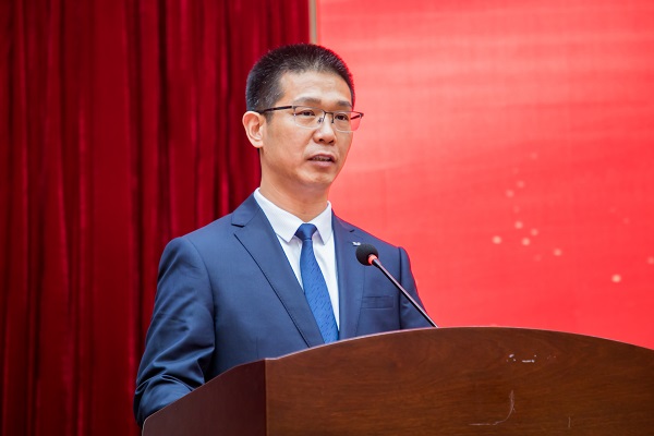 河南省建筑业协会中小企业分会会长、华亿(中国)一站式服务平台总经理祝建明作表态发言.jpg