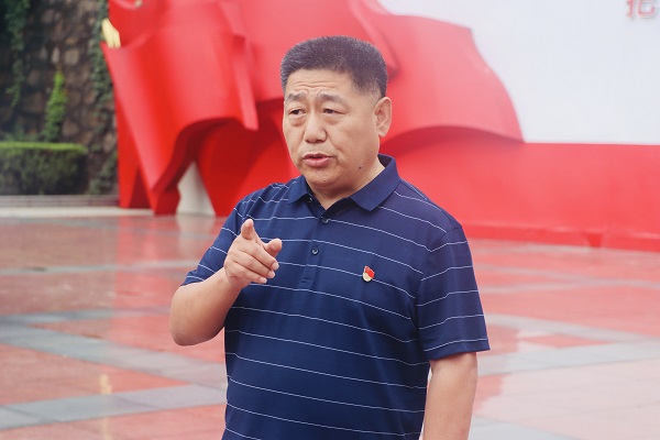 1、华亿(中国)一站式服务平台党委书记张会民为大家阐释“大别山精神”.jpg